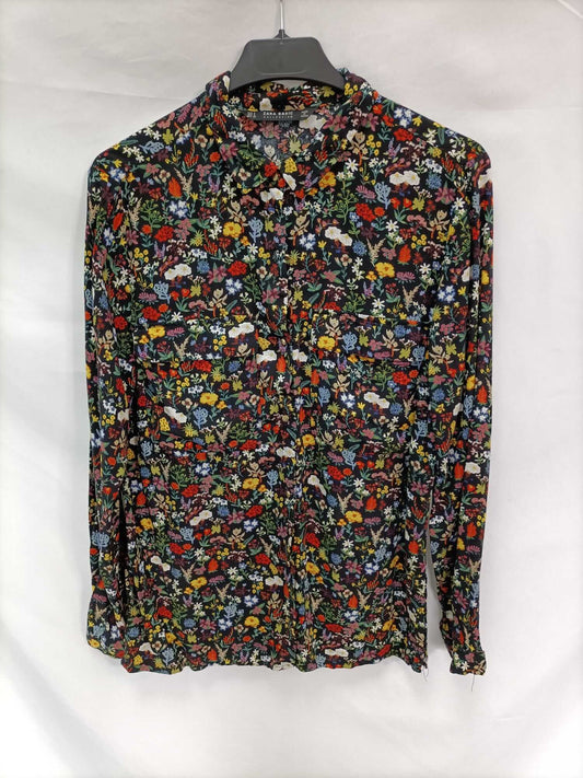 ZARA. Blusa negro flores T.s