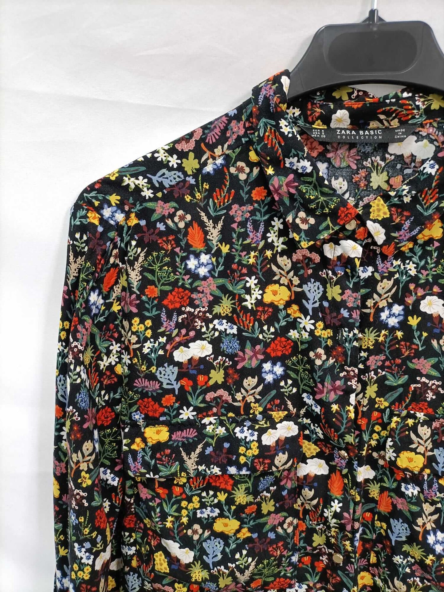 ZARA. Blusa negro flores T.s