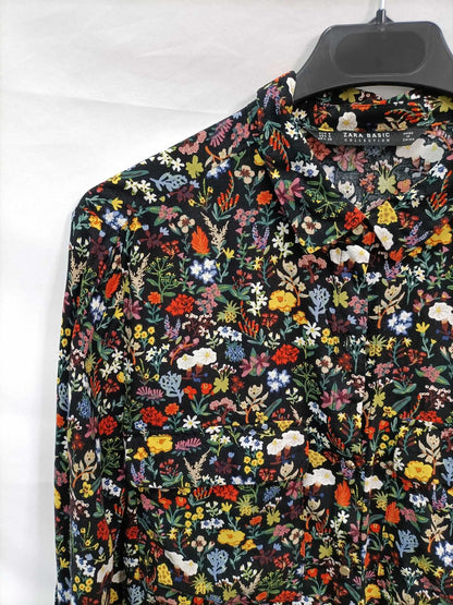 ZARA. Blusa negro flores T.s
