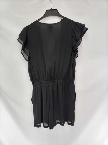 H&M. Mono negro volantes T.42