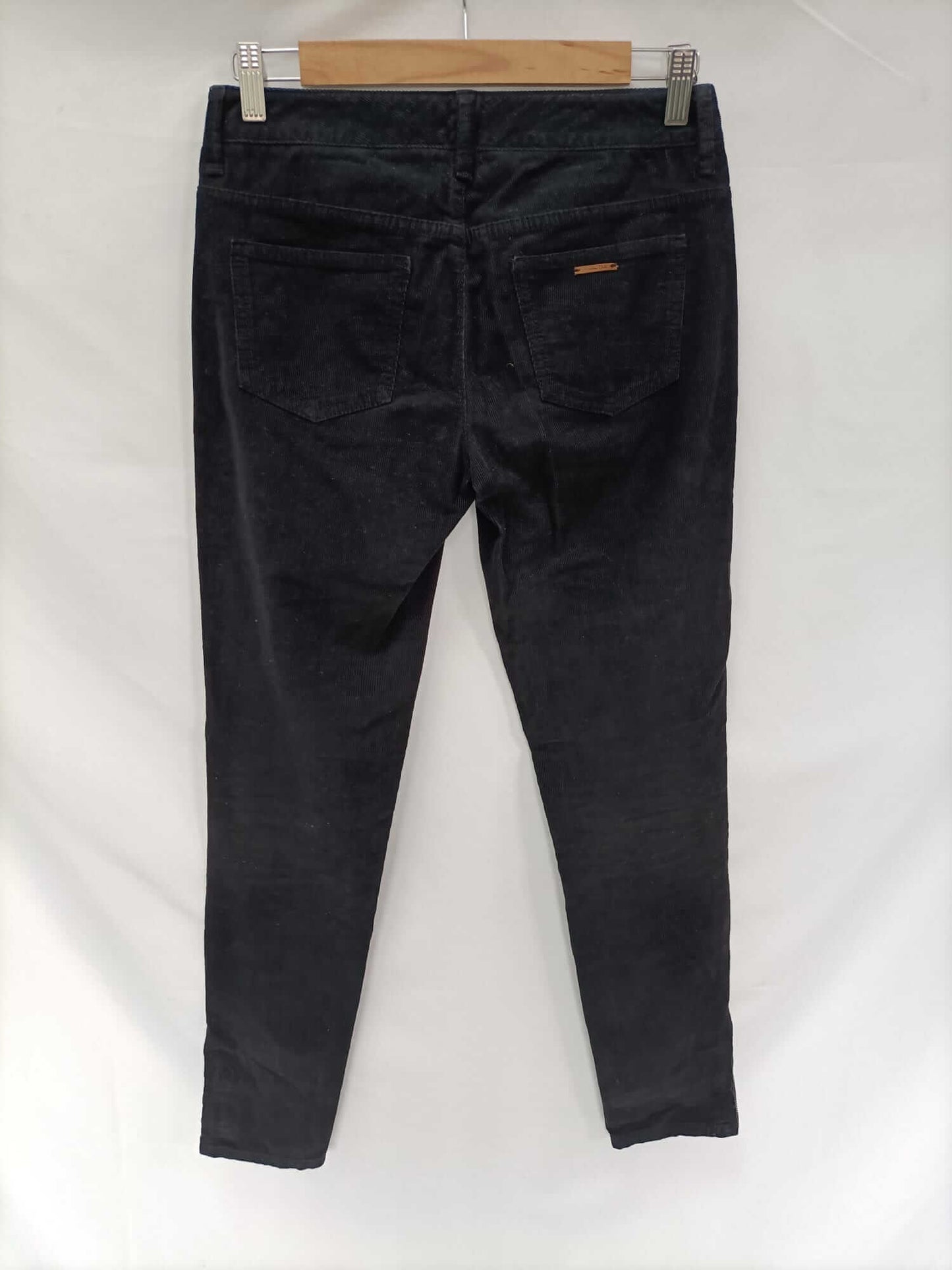 MASSIMO DUTTI. Pantalón negro pana T.36
