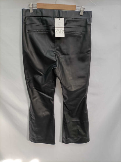 ZARA. Pantalón negro polipiel T.xl