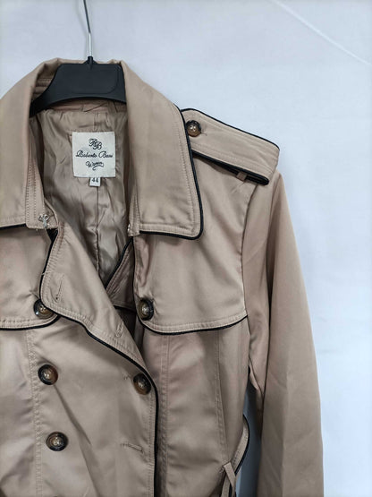 ROBERTO BASSI. Gabardina begie T.44