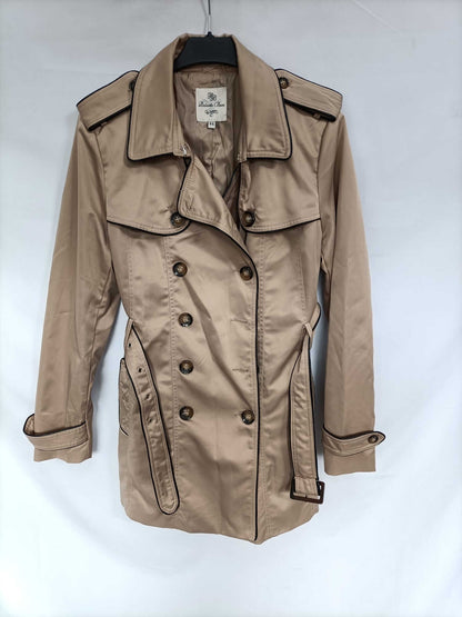 ROBERTO BASSI. Gabardina begie T.44