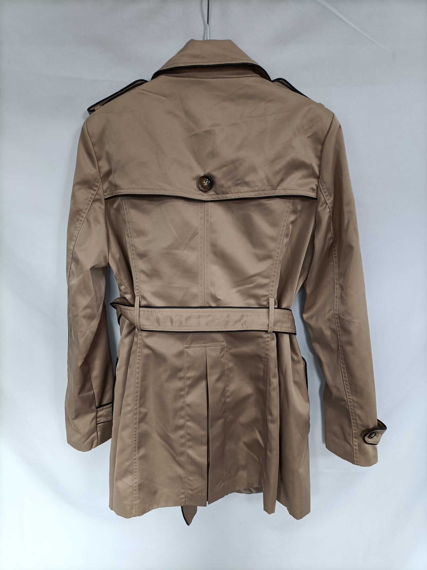 ROBERTO BASSI. Gabardina begie T.44