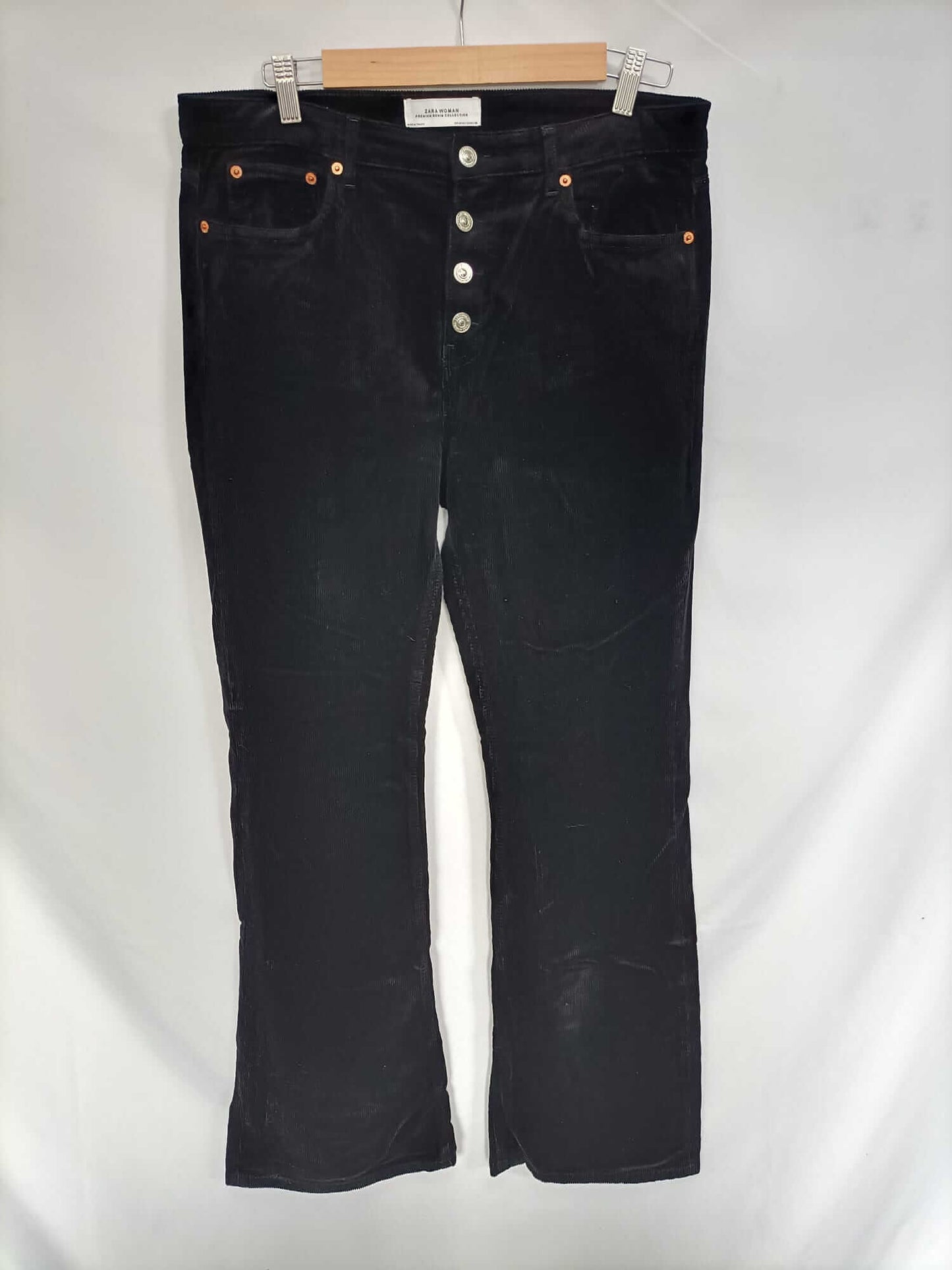 ZARA. Pantalón negro de pana T.44