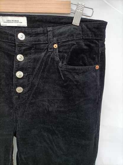 ZARA. Pantalón negro de pana T.44