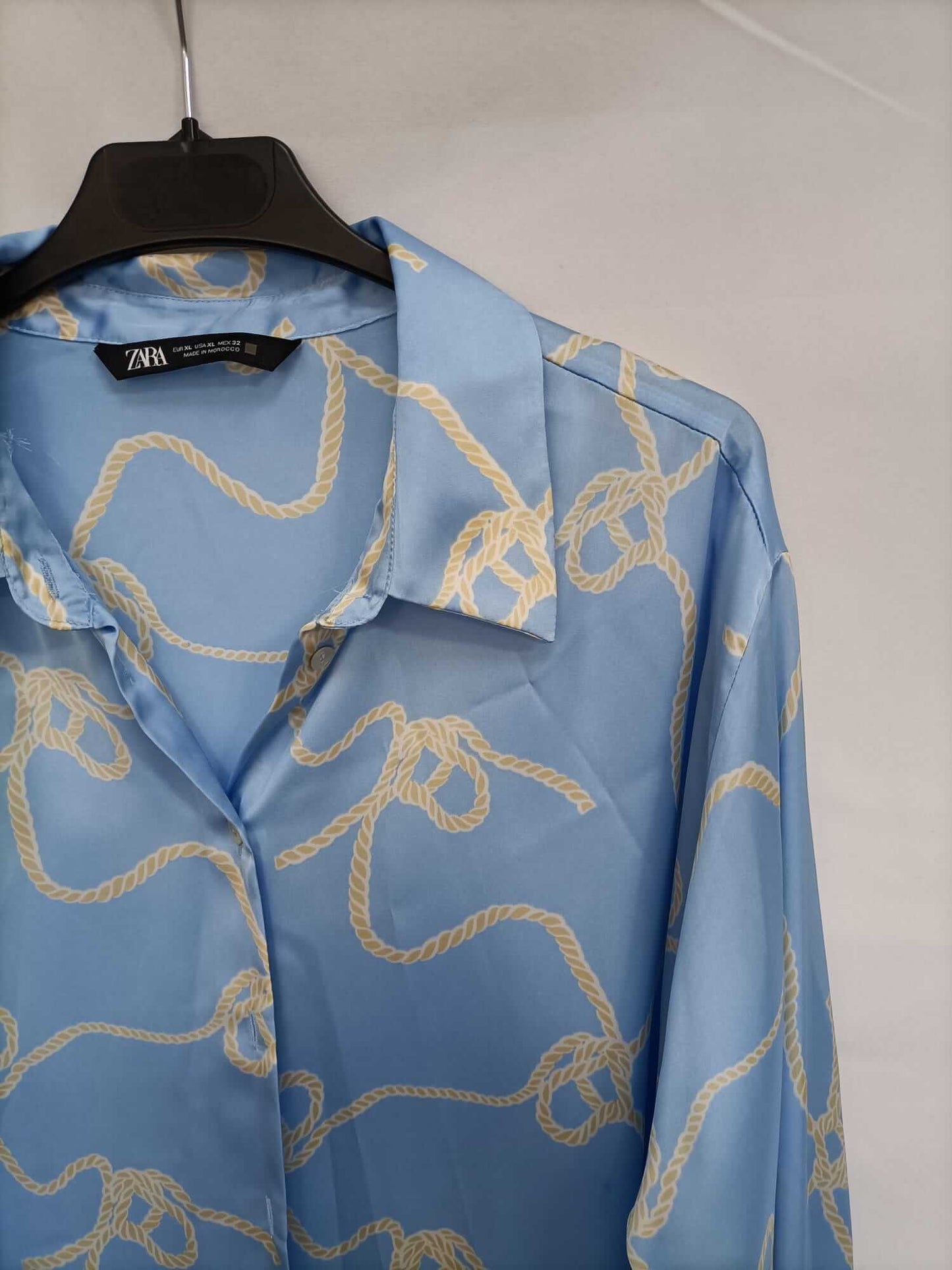 ZARA. Blusa celeste nudos T.xl