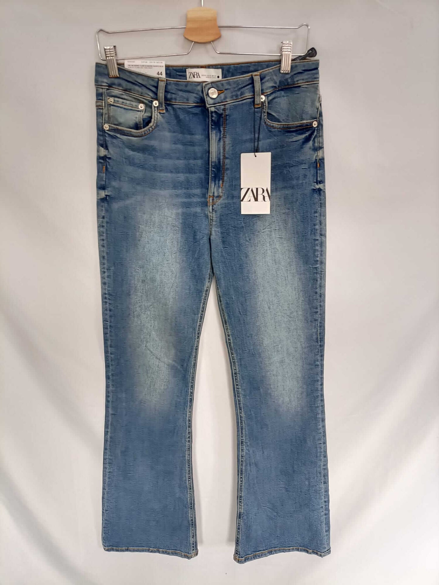 ZARA. Pantalón denim campana T.44