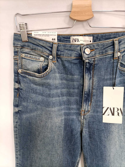 ZARA. Pantalón denim campana T.44