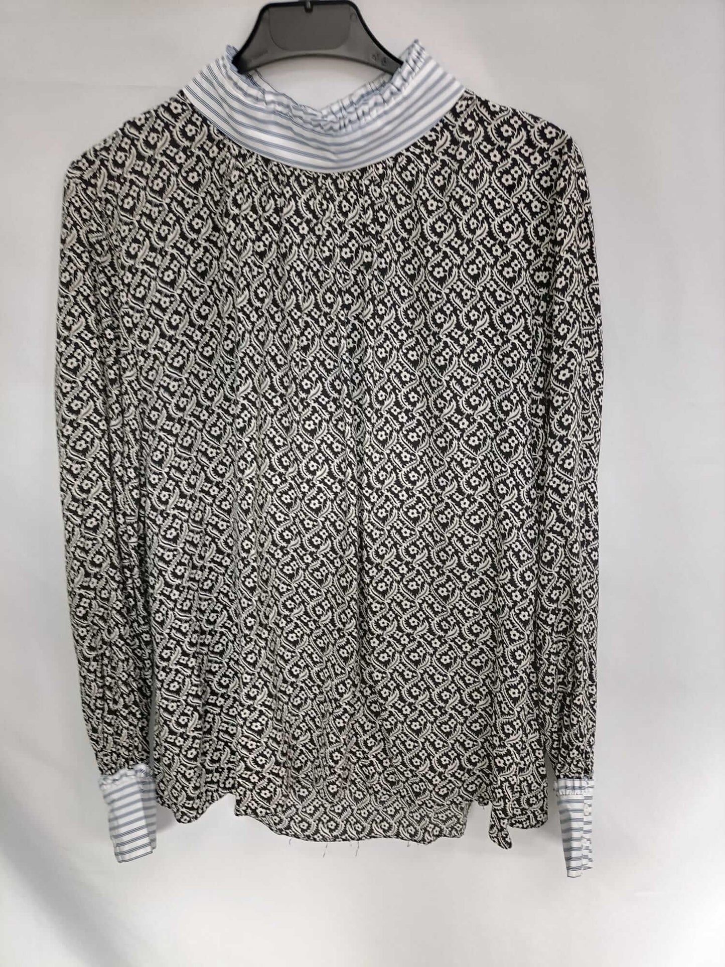 ZARA. Blusa negra flores T.xxl