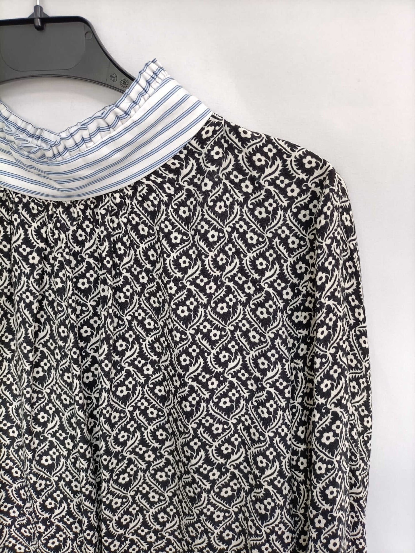 ZARA. Blusa negra flores T.xxl