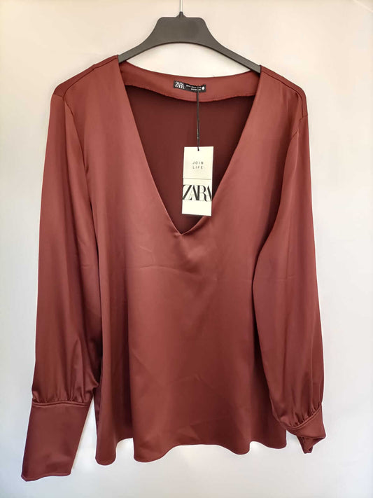 ZARA.Blusa burdeos satinada pico T.XL