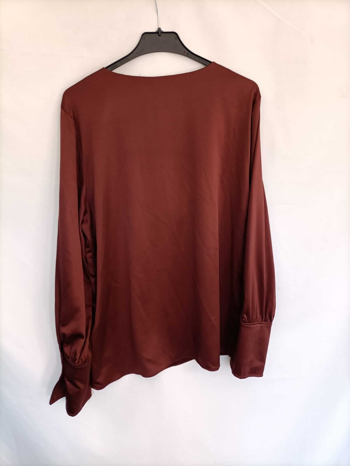 ZARA.Blusa burdeos satinada pico T.XL