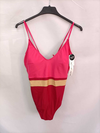 DOLORES CORTÉS. Bañador tonos rosas T.L