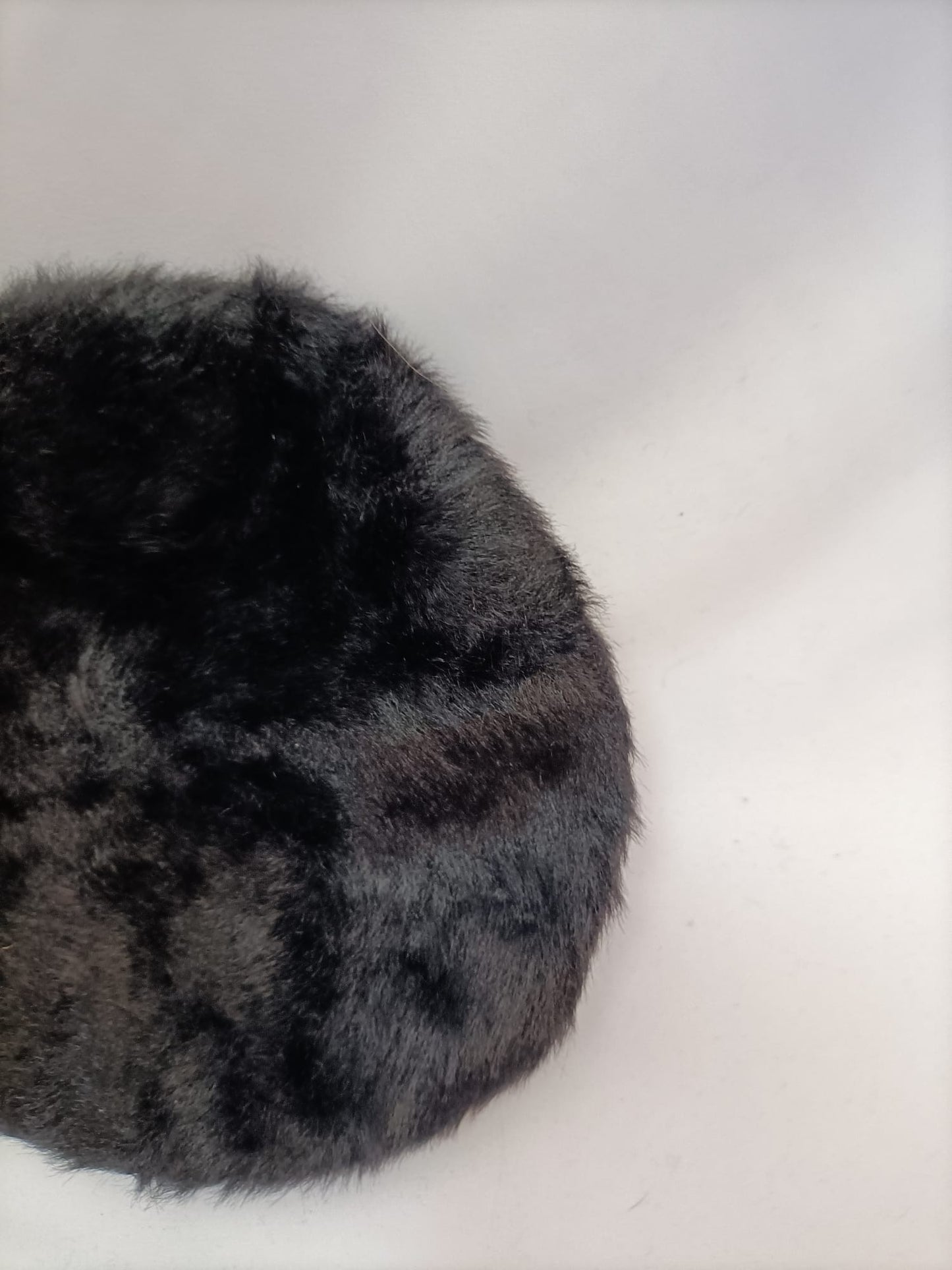 ACCESSORIES.Boina negra