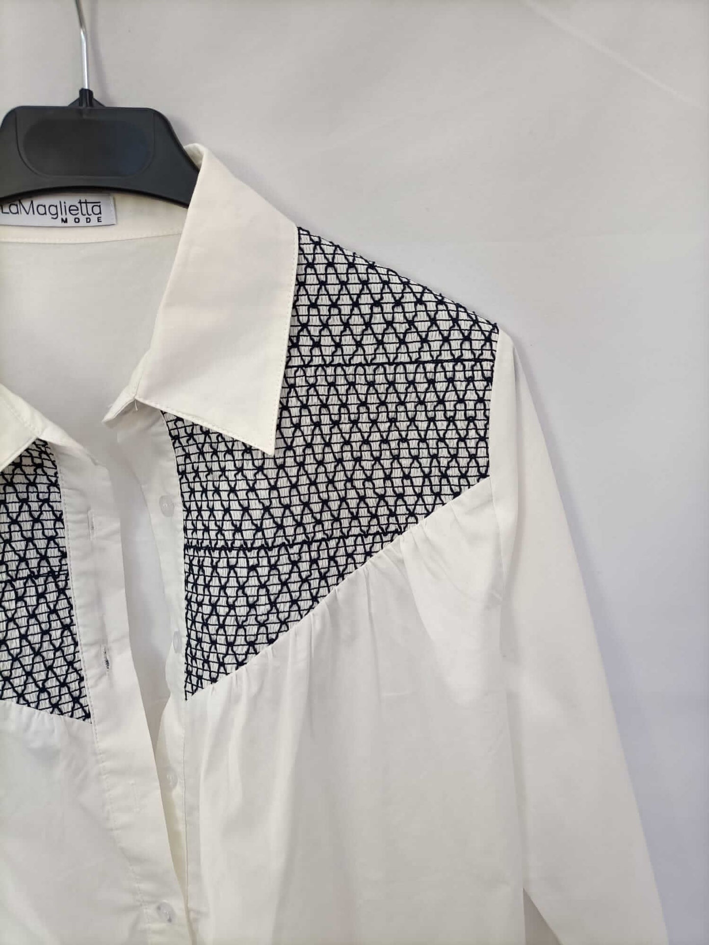 LA MAGLIETTA. Blusa blanca detalle negro Tu (m/l)