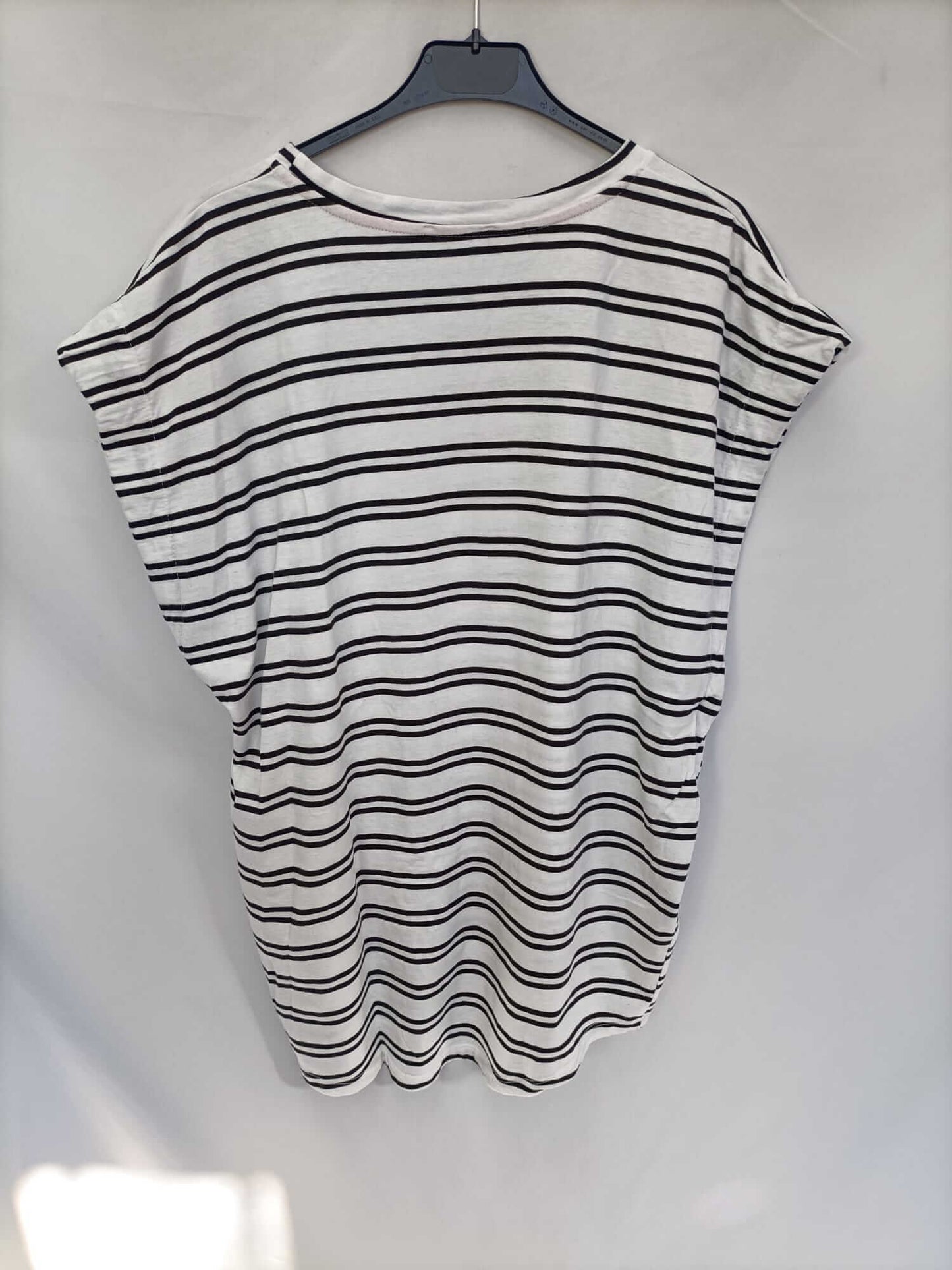 ZARA. Camiseta de rayas blanco y negro T.l