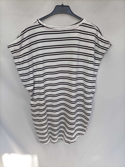 ZARA. Camiseta de rayas blanco y negro T.l