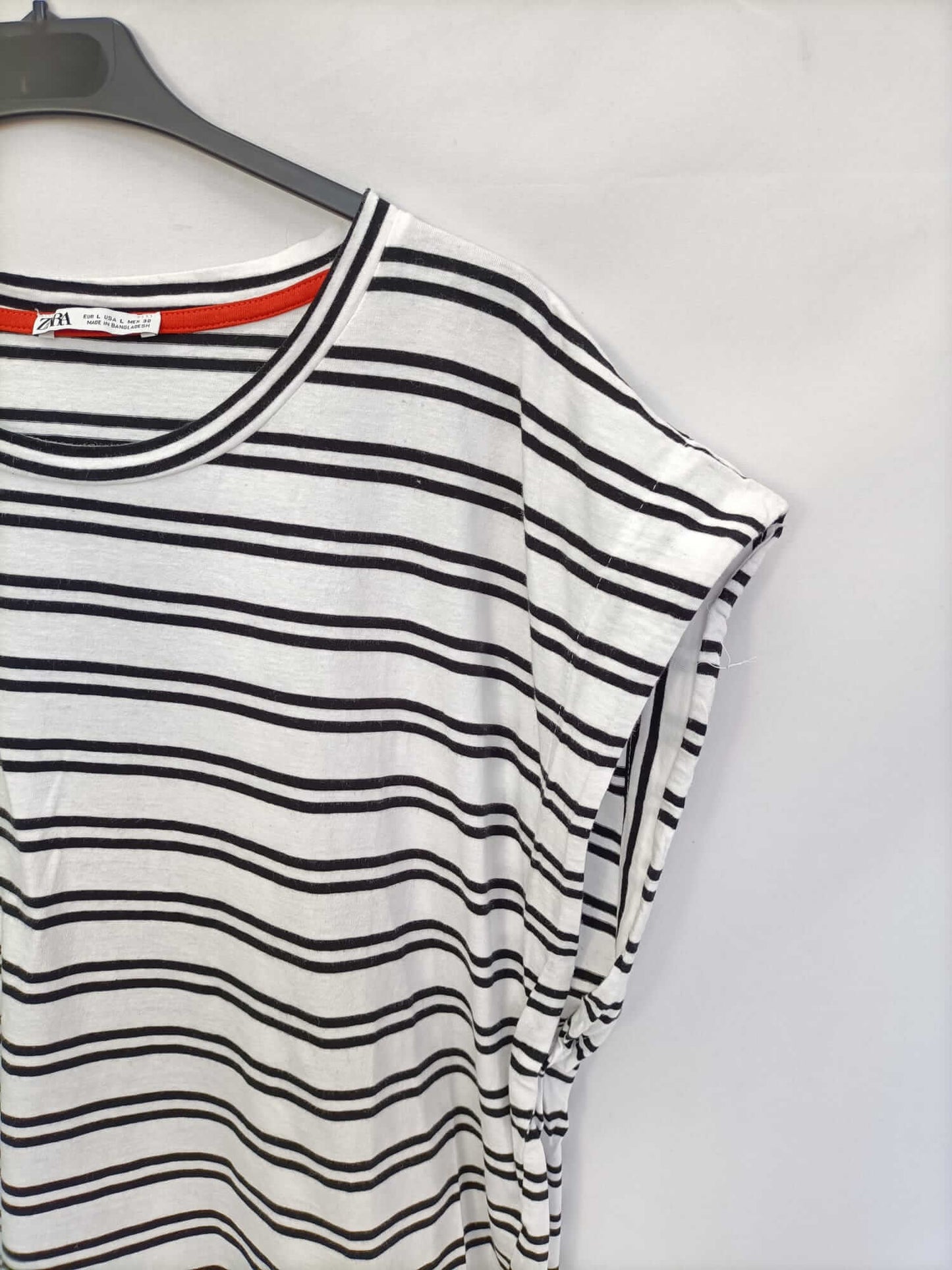 ZARA. Camiseta de rayas blanco y negro T.l