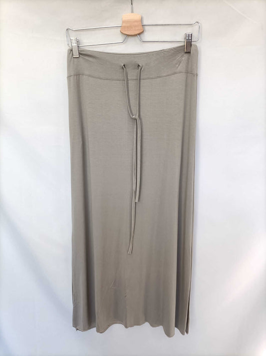 OTRAS. Falda midi verde topo Tu