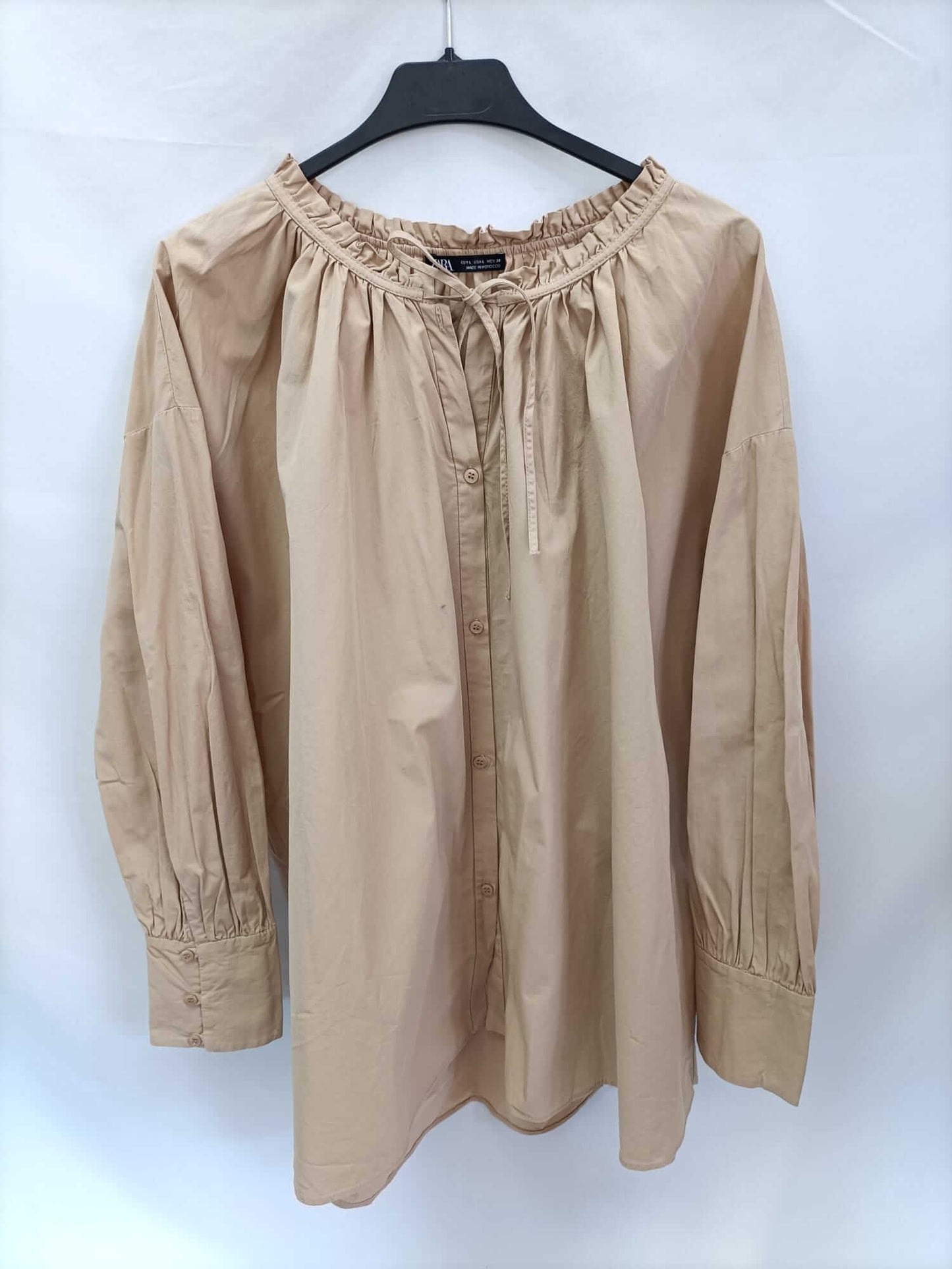 ZARA. Blusa oversized beige T.l