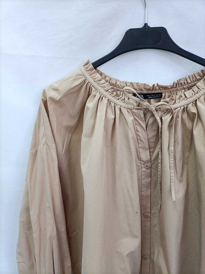 ZARA. Blusa oversized beige T.l