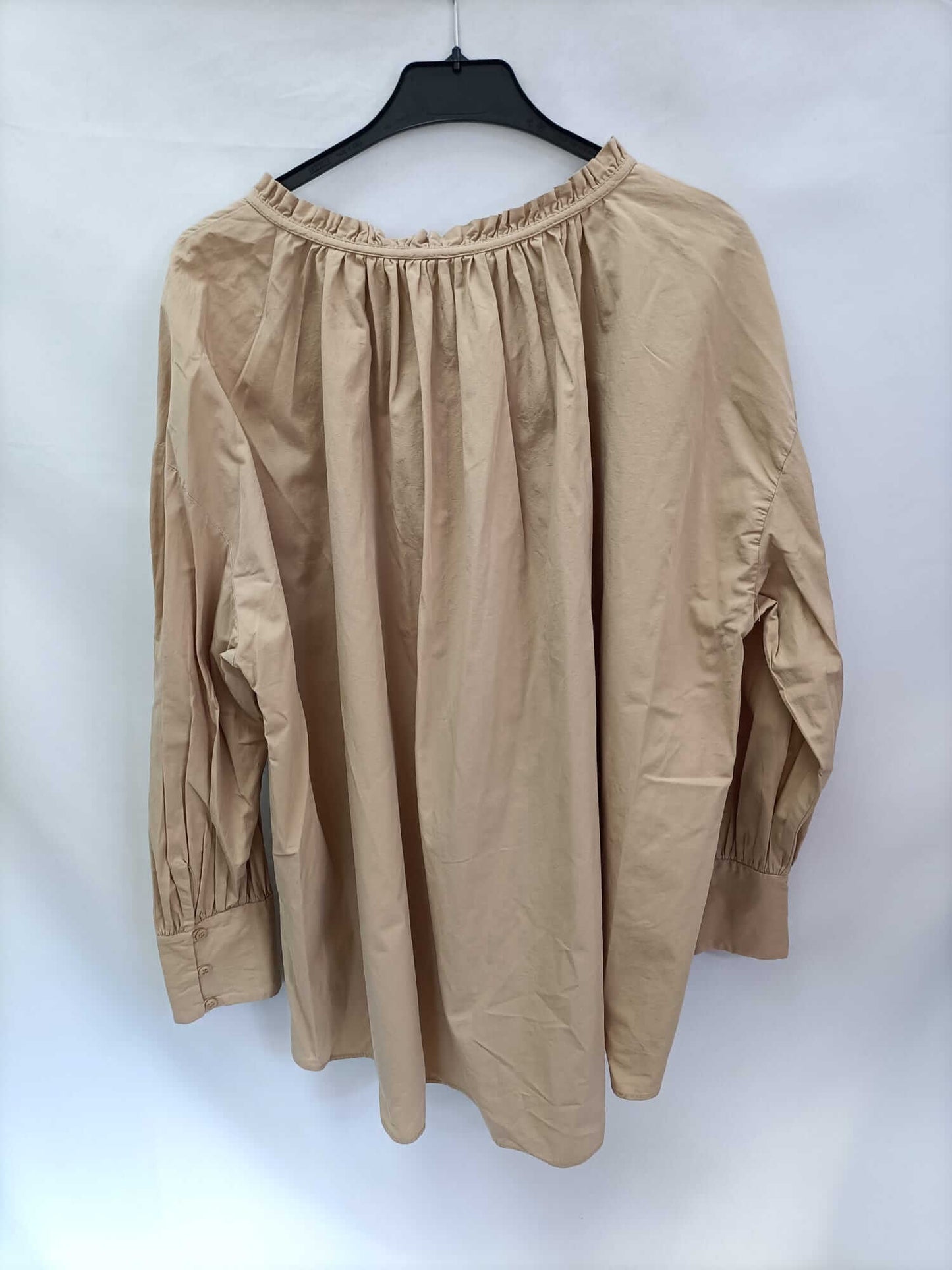 ZARA. Blusa oversized beige T.l