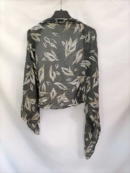 OTRAS. Fular gris verdoso flores