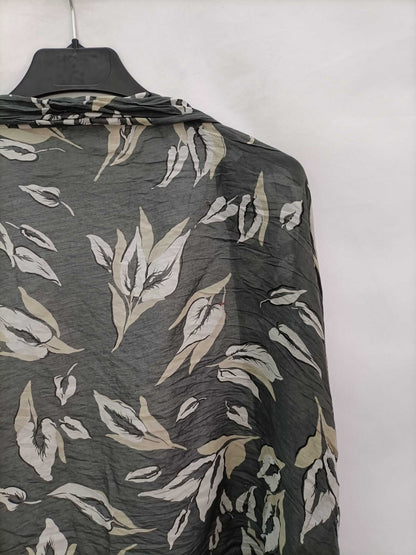 OTRAS. Fular gris verdoso flores