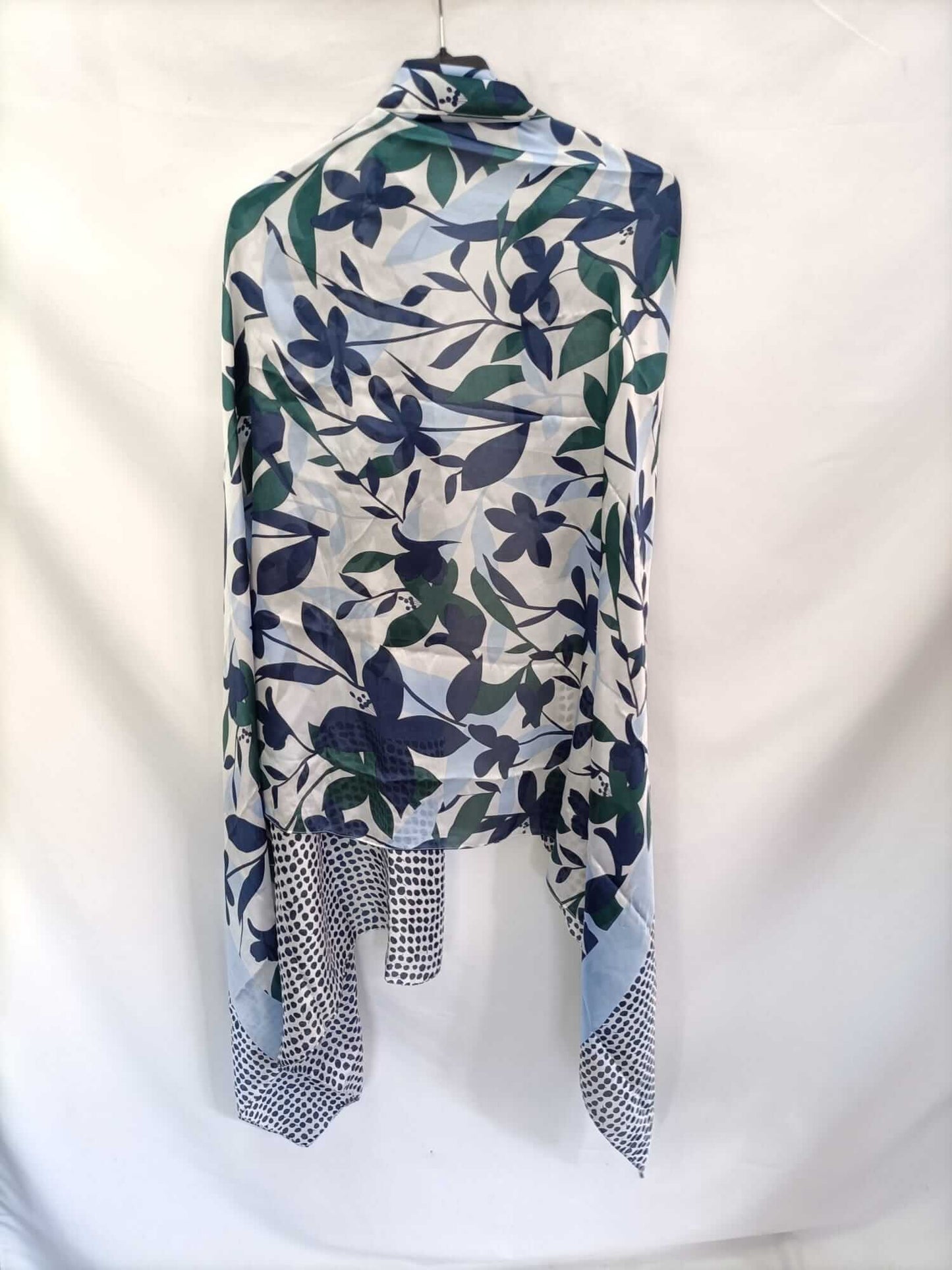 OTRAS. Pañuelo flores y lunares