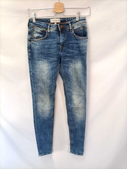 MANGO. Pantalón denim desgastado T.36