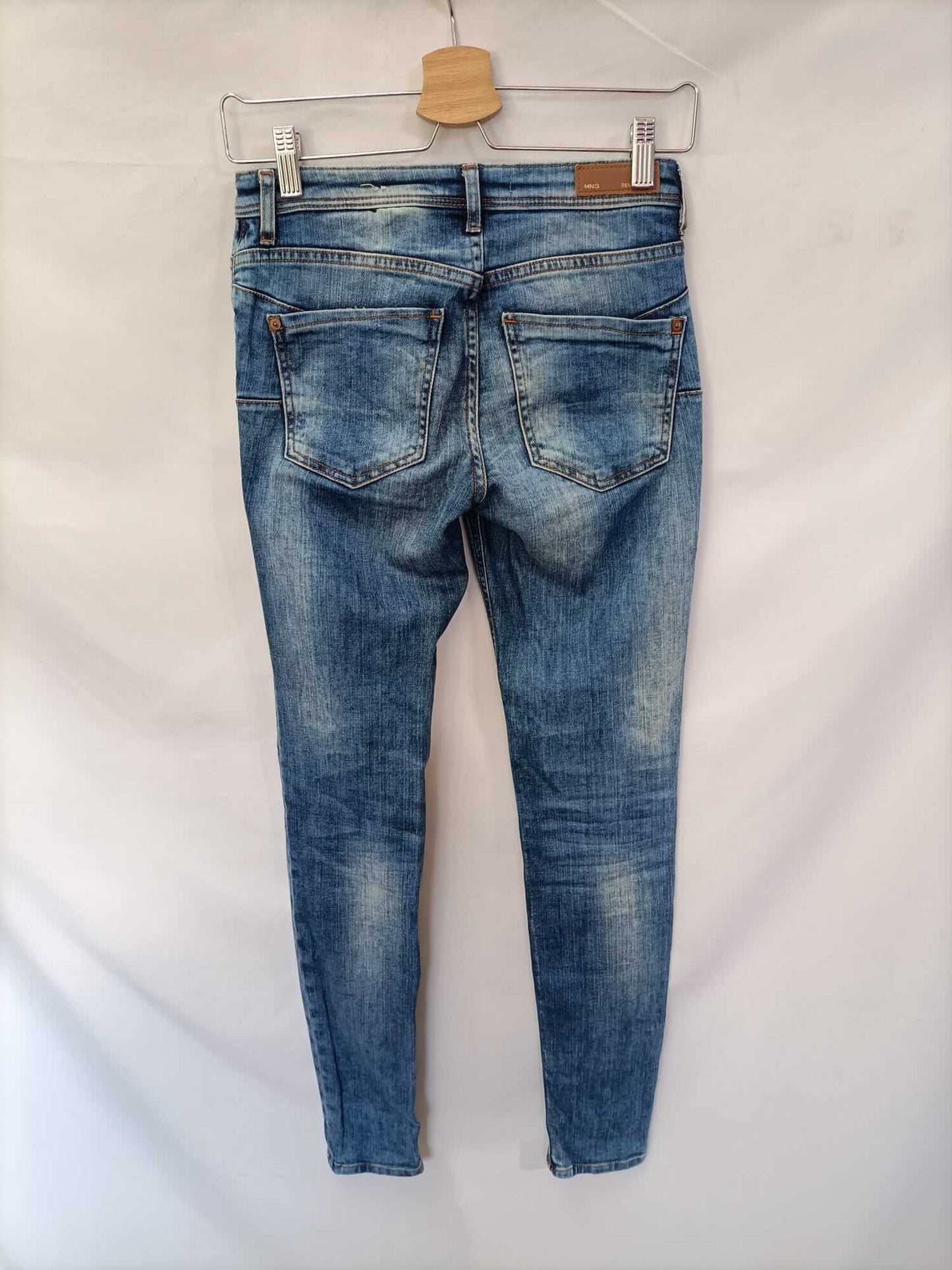 MANGO. Pantalón denim desgastado T.36