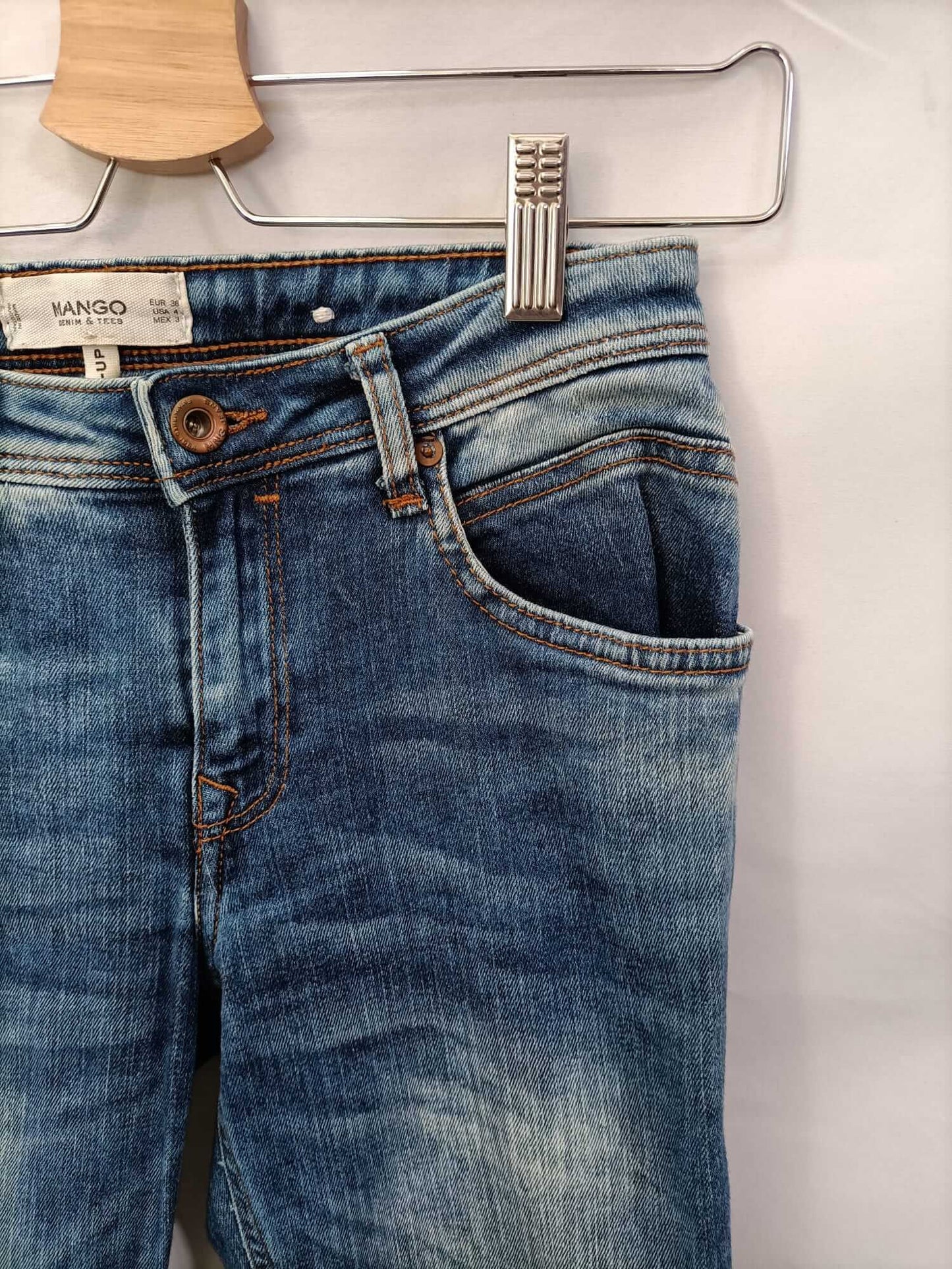MANGO. Pantalón denim desgastado T.36