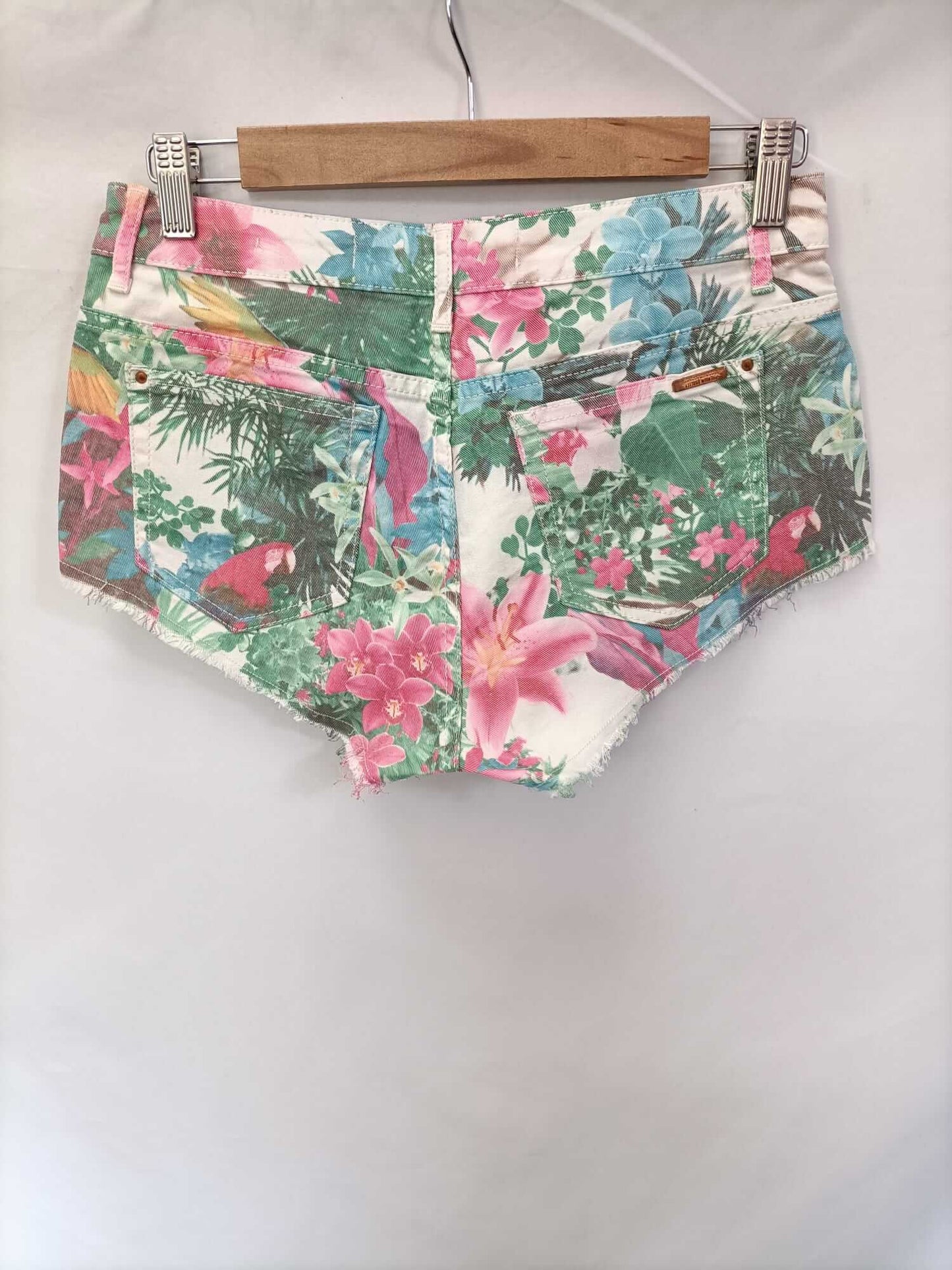 ZARA. Mini shorts flores T.36