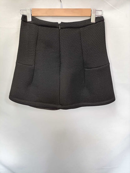 MANGO. Falda mini troquelada T.34