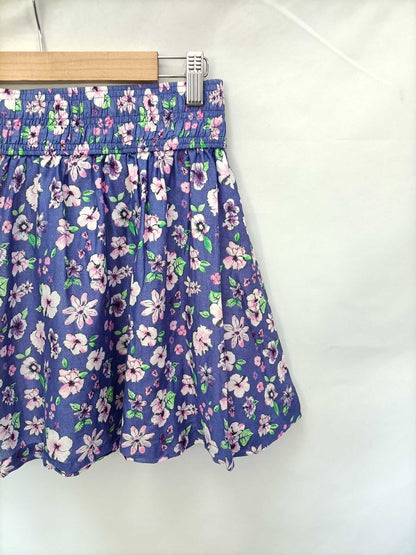 H&M. Falda morada flores T.38