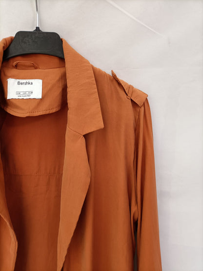 BERSHKA. Fluid trench coat in tile color Ts