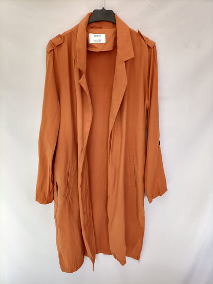 BERSHKA. Fluid trench coat in tile color Ts