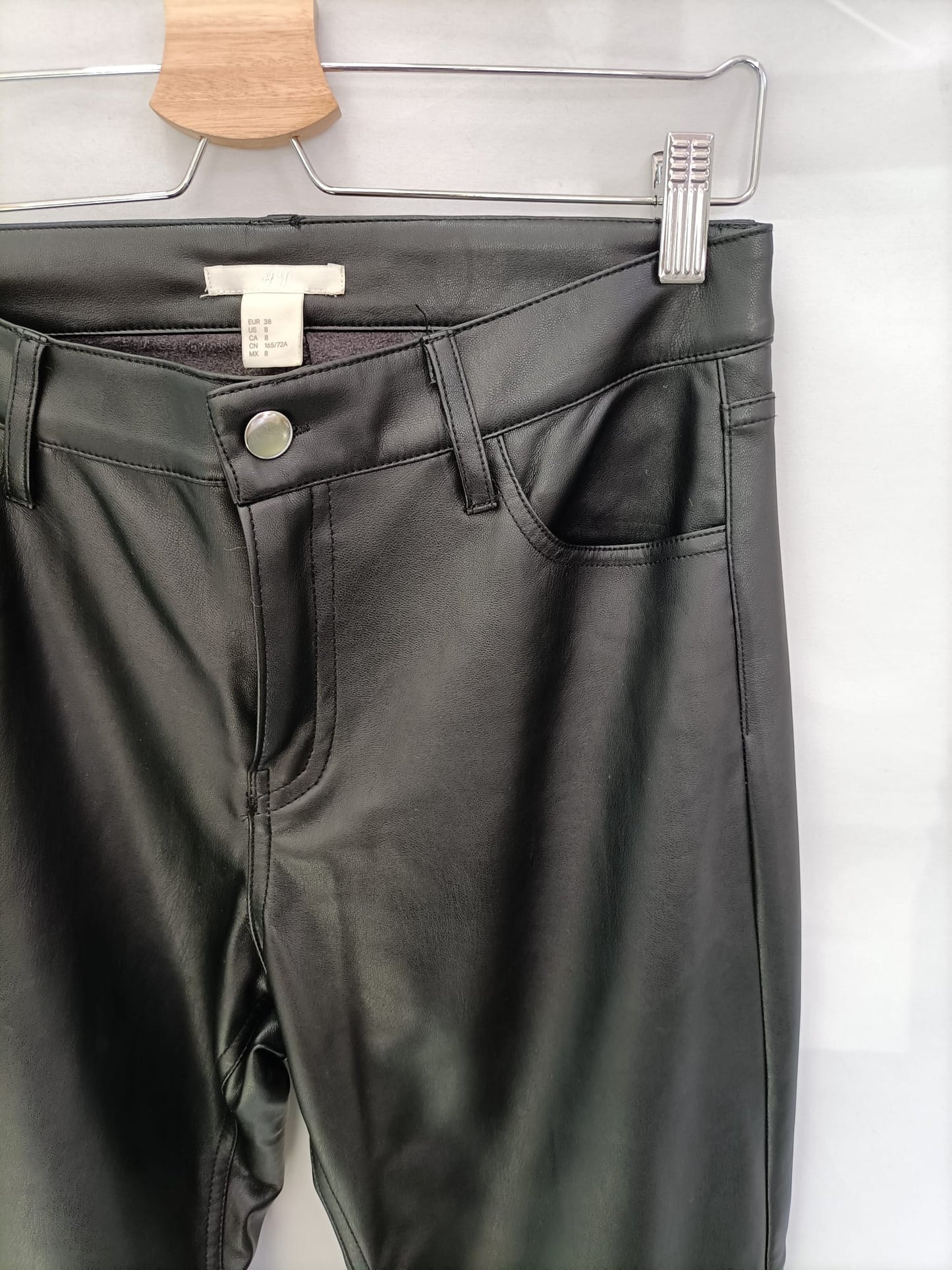 H&amp;M.Straight-leg faux leather trousers S.38