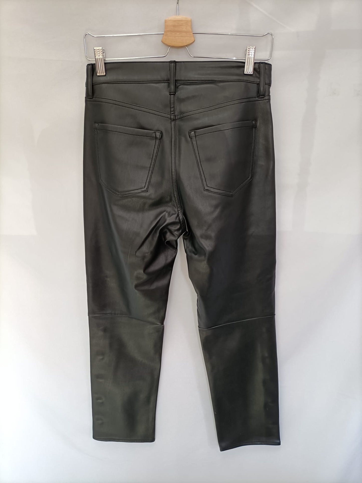 H&amp;M.Straight-leg faux leather trousers S.38