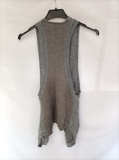 BERSHKA.Chaleco punto gris T.s
