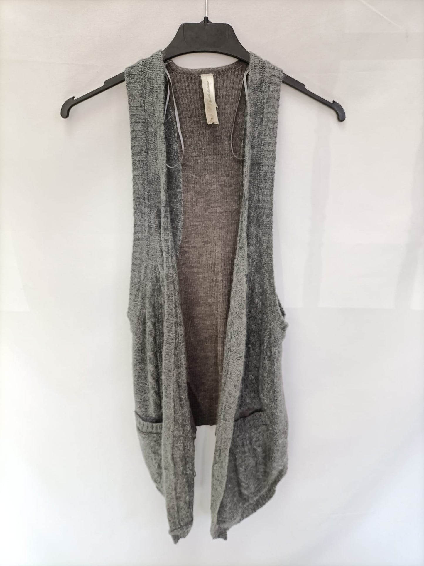 BERSHKA.Chaleco punto gris T.s