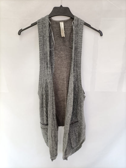 BERSHKA.Chaleco punto gris T.s