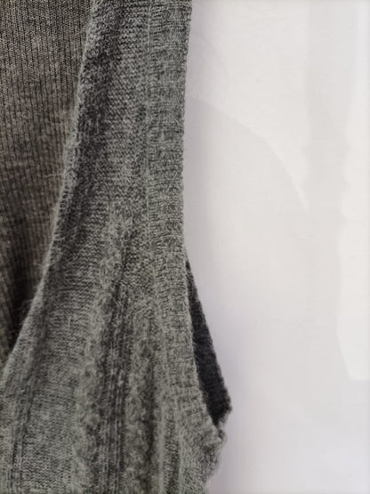 BERSHKA.Chaleco punto gris T.s