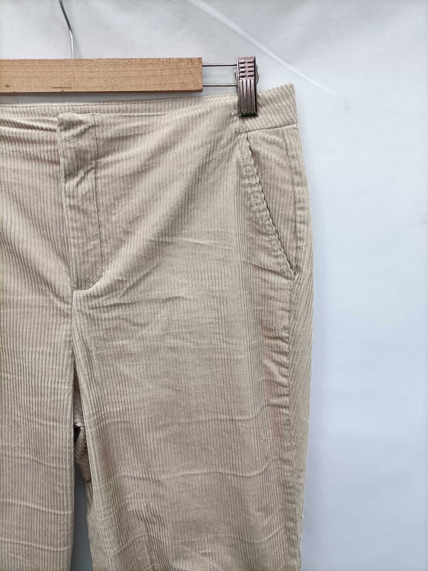 MASSIMO DUTTI. Beige corduroy pants T.40