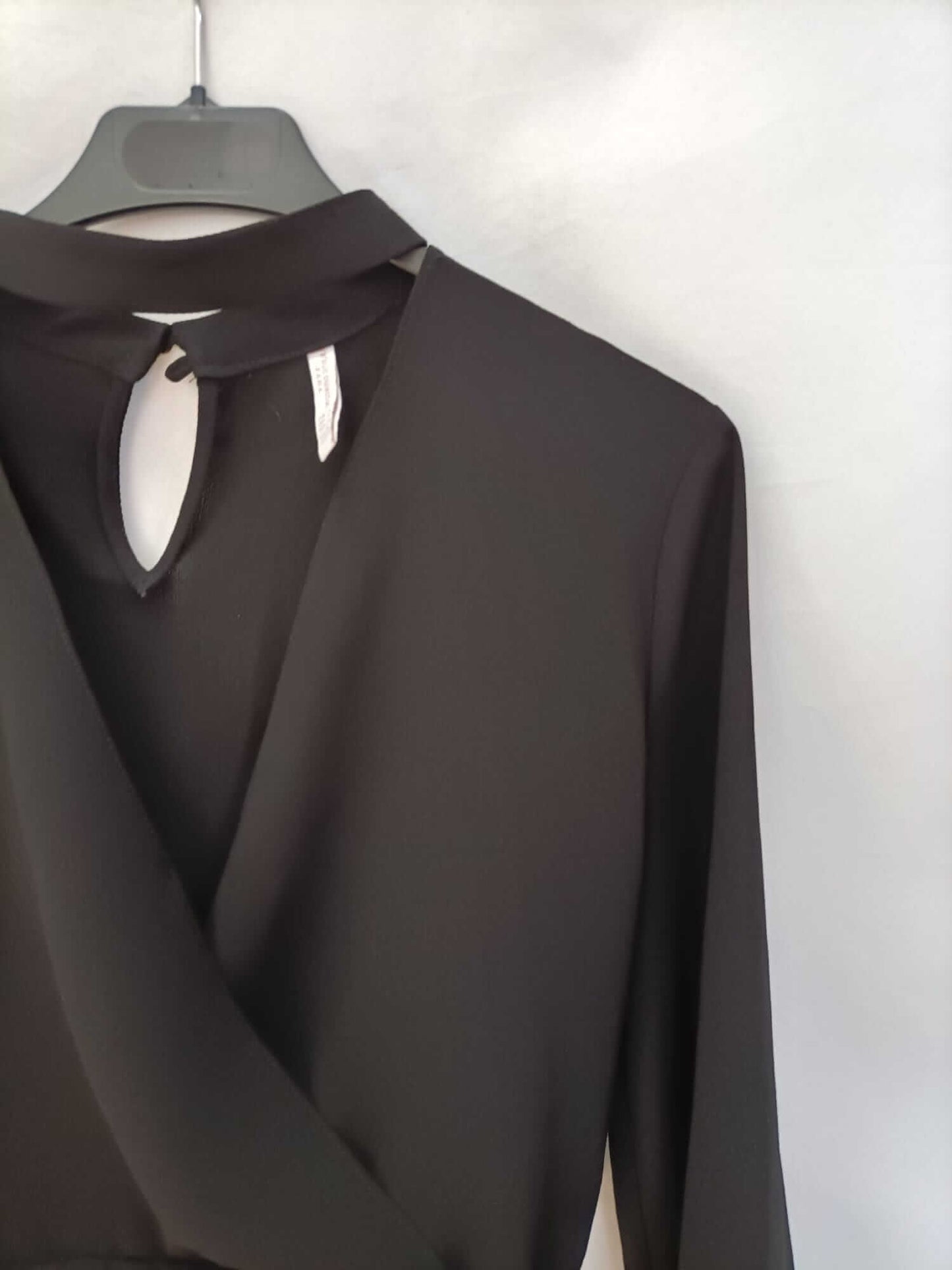 ZARA. Top negro cruzado T.XS