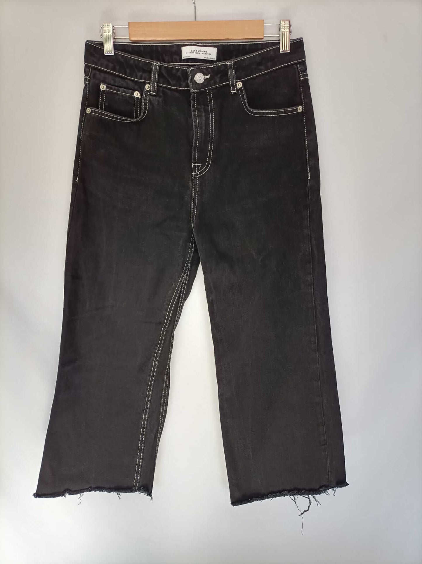 ZARA. Pantalón negro costuras T.38