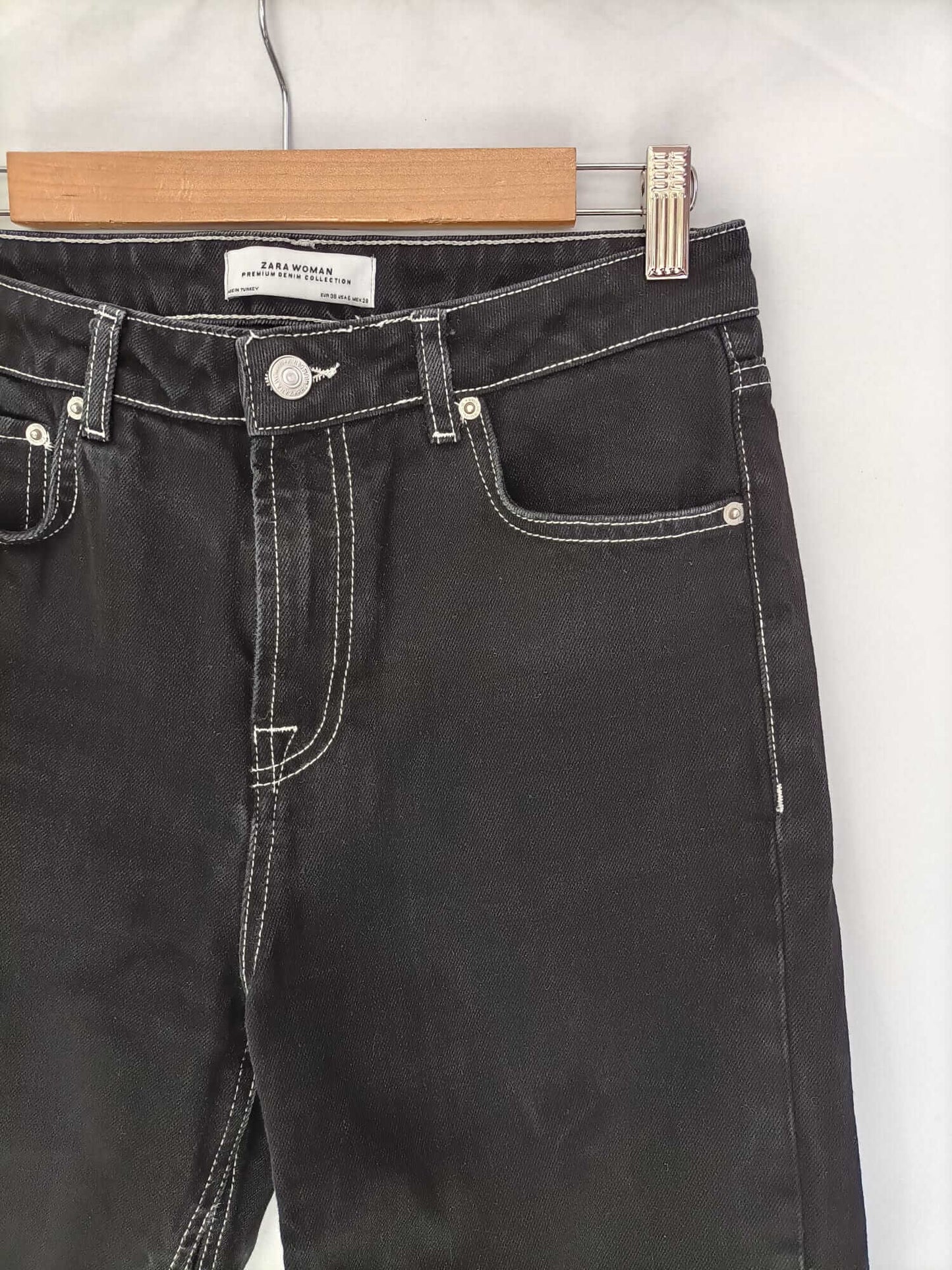 ZARA. Pantalón negro costuras T.38