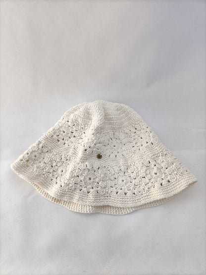 BROWNIE.Bucket croché blanco roto